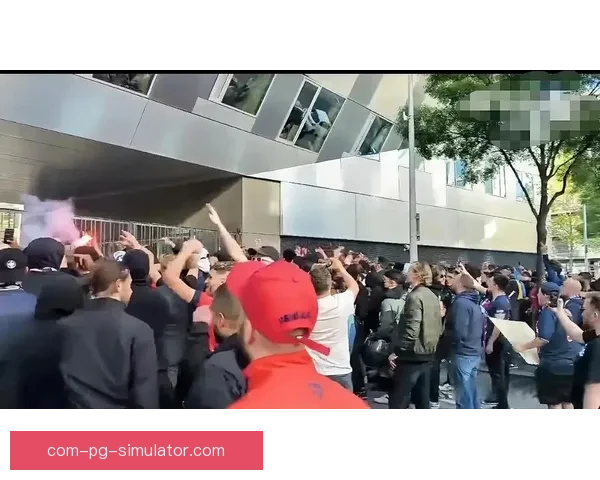 巴黎圣日耳曼极端球迷组织在王子公园球场外拉横幅要求高层集体辞职引发关注